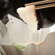明石から届いた名物食材の「鯛」をしゃぶしゃぶにして、食べていただきます。お刺身とはまた一味違う「明石鯛」の旨みを十分味わえる一品、ぜひご賞味ください。