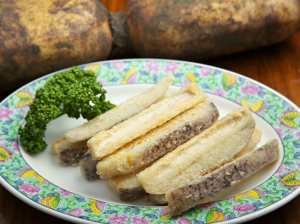 繊維を断ち切らないようにカット『金沢　小坂レンコンの唐揚げ』