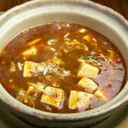 こだわりの麻婆豆腐は本場四川省の山椒＆唐辛子が味の決め手の一品。厳選された牛肉を使うことで、さらにコクと深みが増した人気の一皿。