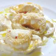 パスタはすべて、お店でつくる手打ちパスタ。オイル、トマトなどソースを選べるのはもちろん、それぞれ、フェトチーネやブカティーニなどパスタも選べます。同じソースでもパスタが異なれば、味や食感も異なります！