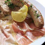 地元・大分県産の豚を丸々1頭買い付け、様々な料理にアレンジ。のど肉はパテに、腕肉はサルシッシャ（ソーセージ）に。テリーヌにはもも肉や軟骨を使います。部位ごとに最適な料理方法で、多彩な味が楽しめます。