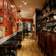 【ヴィア　デッラ　キエーザ】のモットーは、イタリアの家庭料理を気軽に味わっていただくこと。目指すはイタリアのマンマの味！　食べ飽きない家庭料理を求めて、カウンターに来る1人客が多いのもうなづけます。