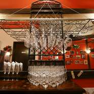 店内は、赤を基調にまとめられたお洒落な空間。飲み放題プランに加え、3品からなるパスタセットや、パーティーメニューなどがあり、少人数からの女子会にもぴったり。貸切も可能なので、パーティーにも最適です。