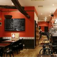 イタリア料理に合わせて飲んでみたいワインが、60分飲み放題で試せるお得な企画。ワインはイタリアに限らず、オーナーシェフ黒川氏がおすすめするものが常時15～16種類、黒板に日替わりで揃います。