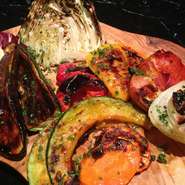  自家製パスタをはじめこだわりの前菜など、リッチな味わいで女性も喜ぶ絶品メニュー。記念日にはキエーザ特製デザートプレートをサービスしております。前日までにご予約下さい。詳細はクーポンページへ。