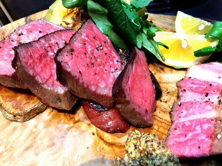 和牛の赤身と豚肩ロースのグリル