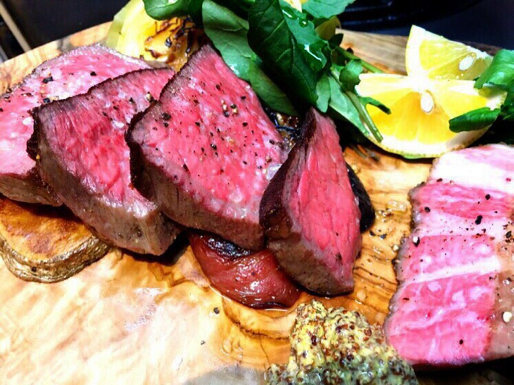 和牛の赤身と豚肩ロースのグリル