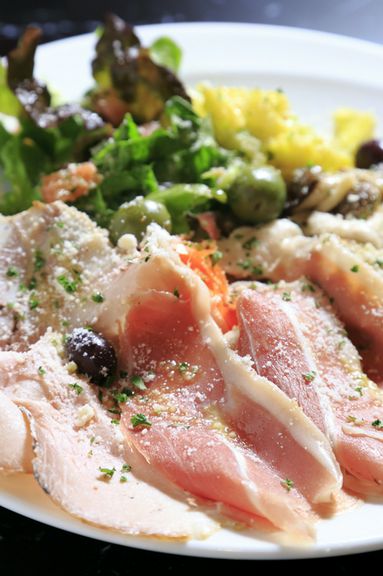 おすすめを少しずつ楽しめる『サラダと前菜の盛合せ』