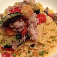 メインはピザやパスタにサラダとドリンクがついたセットは980円～