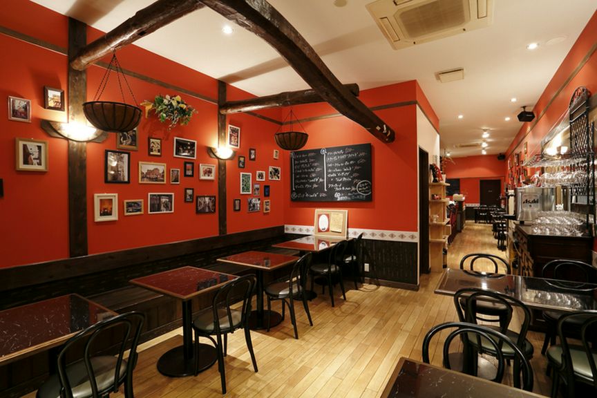 赤を基調にした落ち着いた店内