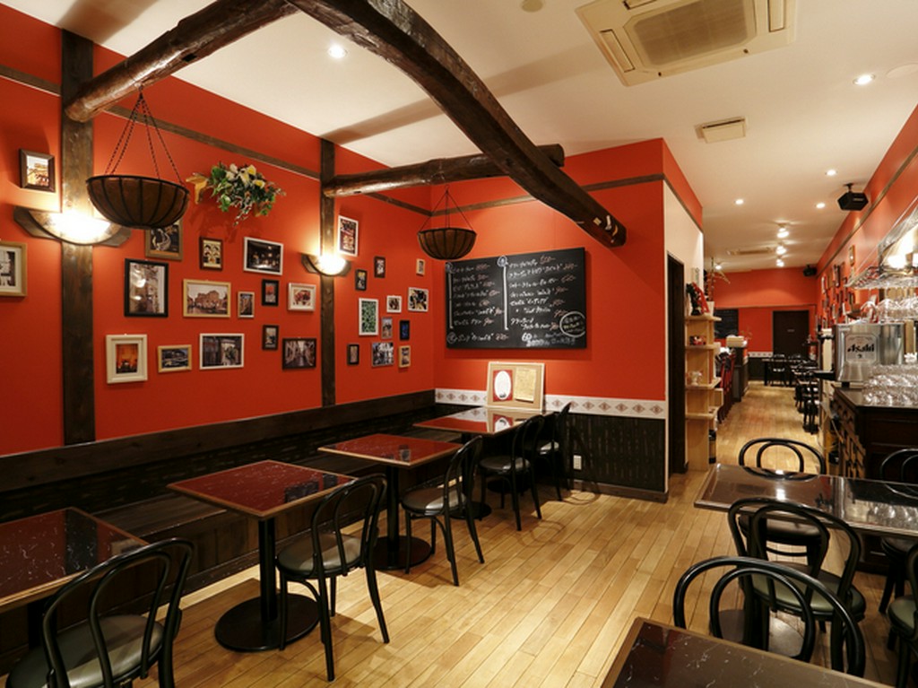 赤を基調にした落ち着いた店内