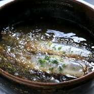 イワシの旨みをしっかりと感じられるシンプルで飽きのこないメニュー。ワインとも相性抜群なので、グラスワインの飲み放題と合わせていかがでしょうか？　当店自慢の逸品です。