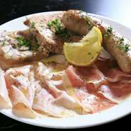 イタリア料理を手軽に食べていただくために、豚を1頭買いして加工し、コストパフォーマンスを高めています。生ハム以外の、ハムやテリーヌ、パテ、サルシッシャ、ベーコンといった加工肉はすべて自家製です。