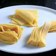 画像は、「パッパルデッレ」「フェットゥチーネ」「ラザニエッテ」の3種。オリジナルの配合にこだわり、毎朝、丁寧に手づくりしています。当店ならではの味わいをぜひお試しください。