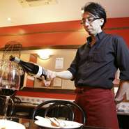 お客様の好みを知る為に、“会話”はとても大切です。お客様一人一人の好みとされる“味”に合わせて様々な提案を心掛けています。また、常連の方のお顔と名前はもちろん、好みも把握するようにしております。
