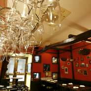 幅広い年代のワイン好きな方に愛されている当店。60分間ワイン飲み放題があり、飲み比べを気軽にお楽しみいただけます。手づくりにこだわった美味しい料理の数々とワインのハーモニーを心ゆくまでご堪能ください。