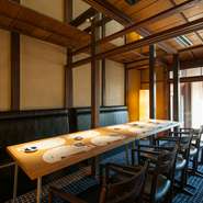 個室は5部屋、最大10名様までご利用可能です。気取らない創作和食を味わうゆったり過ごすひとときにおすすめ。さまざまなシチュエーションに対応できる京風町屋のよさを和モダンにアレンジした空間です。