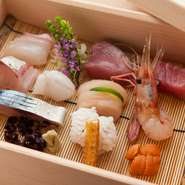 旬のお魚をかわいらしく盛り付けました。10種のお魚を盛り合わせます。

