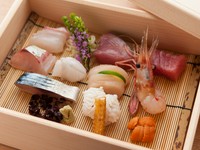 旬のお魚をかわいらしく盛り付けました。10種のお魚を盛り合わせます。

