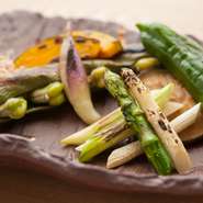 ズイキなど珍しい野菜を積極的に使用、素材本来の持ち味を大切に絶妙の焼き加減で仕上げたおすすめの一皿。