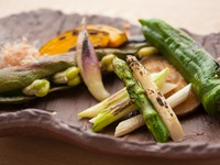ズイキなど珍しい野菜を積極的に使用、素材本来の持ち味を大切に絶妙の焼き加減で仕上げたおすすめの一皿。