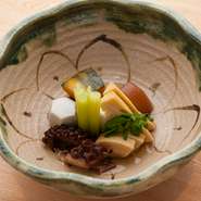 季節にこだわり厳選の食材を使用した料理の数々。お酒との相性抜群！　旬の味わいを贅沢に召し上がれ。