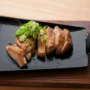 絶妙の焼き加減で仕上げたお肉が美味。口の中に広がるジューシーな味わいを堪能できるおすすめの一品。