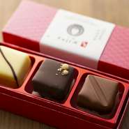 毎回ご好評をいただいているデザート担当のパティシエによる本格ショコラ。