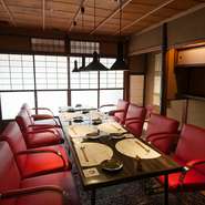 カウンター席以外は全て個室の店内。2名様～最大10名様までのご利用が可能です。
プライベートな空間を満喫できる、贅沢なお部屋となっております。
人数やご利用シーンなど、お気軽にご相談ください。