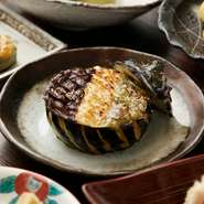 毎日作り続けることで工夫を重ね、足したり、引いたりすることで、例えば同じメニューでも五年前とは違う味になります。常に時代を読み、進化を続ける自慢の味わいをぜひ、ご堪能ください。