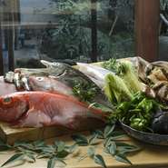 毎日、新鮮な魚介類や京野菜を仕入れ、季節感のある料理をつくっています。入荷する食材はその日の市場の様子をみて、旬の状態のいいものにこだわっています。また万願寺唐辛子は京野菜の中でもおすすめの食材です。