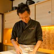 カウンターのお客様はもちろん、個室のお客様にも目配り