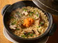 注文ごとにふっくらと炊き上げる『ウニ・木の子のバター正油ごはん』