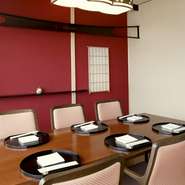 大切な接待や結納など、改まったお食事のシーンでも安心して利用できる個室は全部で5室。落ち着いた空間でゆったりとした時間を過ごすことができます。