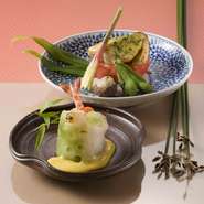 旬の食材を生かすことはもちろん、季節にあわせた器の種類や、料理に添えられた草花も楽しみの一つ。美しくうつろう四季を、料理の一品一品から感じることができます。