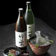 新鮮な魚介や旬の食材には、きりりと冷えた日本酒が一番。北陸の地酒を中心とした、豊富な品揃えが自慢です。お酒のチョイスに迷ったら、知識豊富なスタッフが相談にのってくれます。