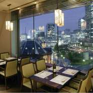 丸の内ホテル7階に位置する【大志満　椿壽】では、赤煉瓦がレトロな丸の内駅舎と、東京都心の美しい夜景を望みながら贅沢な時間を楽しめます。一日2組限定の、東京駅Viewディナープランも人気です。
