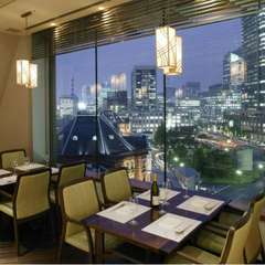 復元した東京駅舎と都心の夜景をながめて、ゆったりお食事