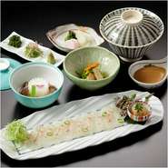 新鮮な鯛を載せて丼ぶりで、更に出汁をかけて鯛茶、二通りのお愉しみランチ一番人気メニューです。

先付、炊き合わせ、鯛どん、デザート