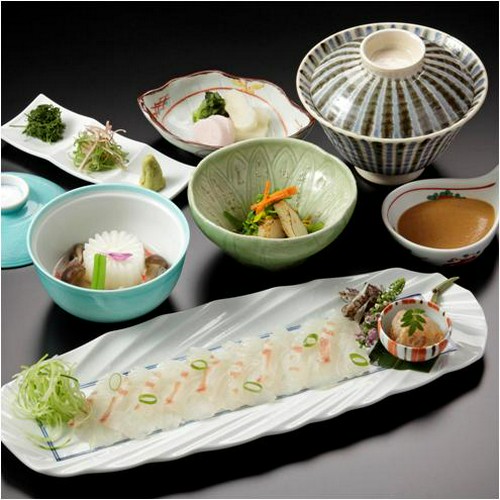 ランチの『鯛どん』は鯛茶漬けも楽しめる人気メニュー