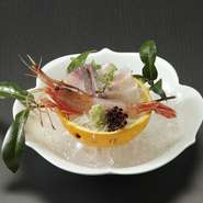 日本酒や焼酎が進むお造りは、各種懐石に含まれています。金沢や築地の市場から毎日仕入れているのでその日によって種類もさまざま。季節ごとの旬の味を楽しめます。