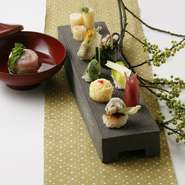 季節にあわせた器の種類や、料理に添える草花にもこだわると話す川田次長。旬の食材の美味しさを一層ひきたてる、美しい盛り付けも大切なおもてなしです。
