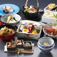 華やかさと口福さを堪能できる本格懐石料理の品々。四季折々の食材ならではの旨みを引き出し、丁寧に仕上げました。こだわりの器に、季節感あふれる盛付をほどこし、改まった御席に華を添える逸品です。