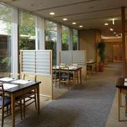 4名様用テーブルが並ぶホールは、最大40名様までと解放感にあふれています。高い天井と大きな窓から眺める庭園に、都会の喧騒も忘れてしまいそう。高層ビル街の一角にあることを感じさせない癒しの時間が流れます。