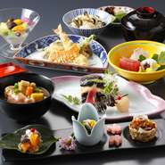 新鮮な加賀の海の幸、山の幸を季節ごとの料理にしつらえました。豊かな食材の宝庫でもある北陸の味を堪能できる逸品です。ランチタイムは込み合うことも多いので、お電話で予約をしておくと安心です。