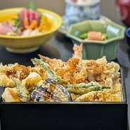 先付、お造り、天重、味噌椀、香の物、お食後