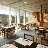 伝統と時代に合わせ洗練された店内

自然豊かな北陸・加賀の風土を感じさせる造りに、庭園臨む明るい店内、ディナータイムには照明の暖かな明かり。和の優しく奥深い雰囲気を感じさせてくれる店内には、一歩踏み入れた瞬間に心を癒されます。伝統的な和の空間で心安らぐひとときを。
