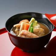 老舗山中温泉旅館の味を伝承した『治部椀』を、東京の方にも楽しんでもらうため、餡の調合などを研究。【大志満】ならではの味わい深い逸品になりました。庶民的でありながら、絢爛豪華さを感じる丁寧な料理です。