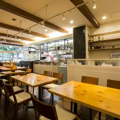 白と茶が基調の広く明るい店内。10名様収容の個室もあります