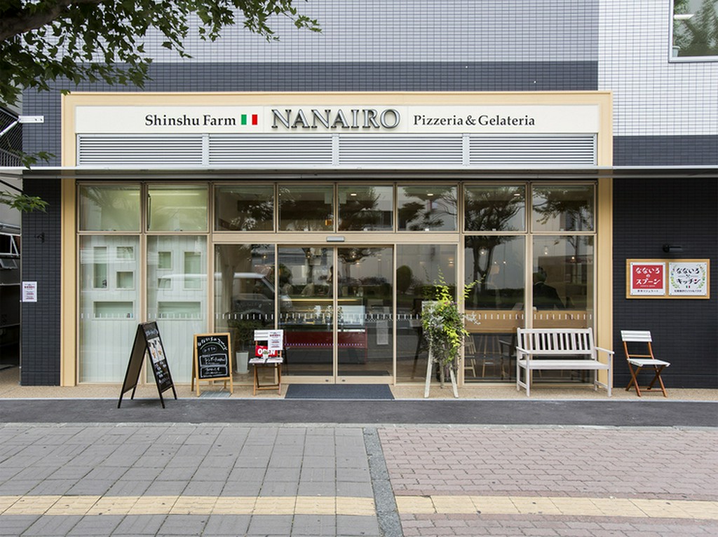 自然な佇まいのオシャレな外観につい足が止まります。